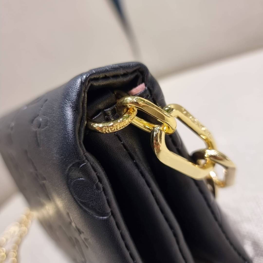 VIP 🥂 LV POCHETTE COUSSIN กระเป๋าสะพายกึ่งคลัชท์ ไซส์มินิ น่ารักมากๆ สุดหรูด้วยวัสดุหนังแกะปั๊มลายสวยคม ฟูนุ่ม สัมผัสดี มาพร้อมสายโซ่ใหญ่ในตัว ดูแพง!! และสายโซ่เล็กสะพายข้างได้กำลังสวย เปิด-ปิดด้วยกระดุมแม่เหล็ก ภานในเป็นช่องโล่ง แบ่งสัดส่วน ใส่ขอ