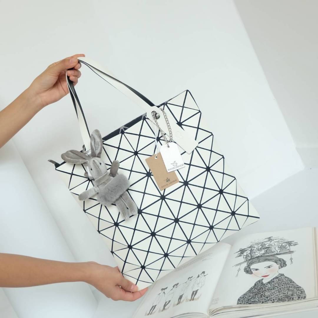 ทรงสุดฮิตจากแบรนด์ David Jones รุ่น Candy color ใบนี้ มาพร้อมกับน้องกระต่าย สีเข้า set กับกระเป๋าคะ กระเป๋า ทรง Tote