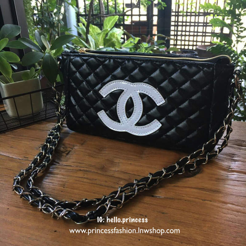 ล็อตใหม่!! อะไหล่เงิน **สวยหรู New Arrival 2018!!! Chanel Cosmetic Cluth Bag With Chain กระเป๋าทรงสวยหรู จาก Chanel Cosmetic Counter VIP Gift วัสดุหนังสังเคราะห์ PU เต็มใบ เปิดปิดด้วยซิปปั้มหัวซิปแบรนด์ ซับในสกรีนโลโก้ ภายในกว้างใส่กระเป๋าสตางค์ใบยาว ipho