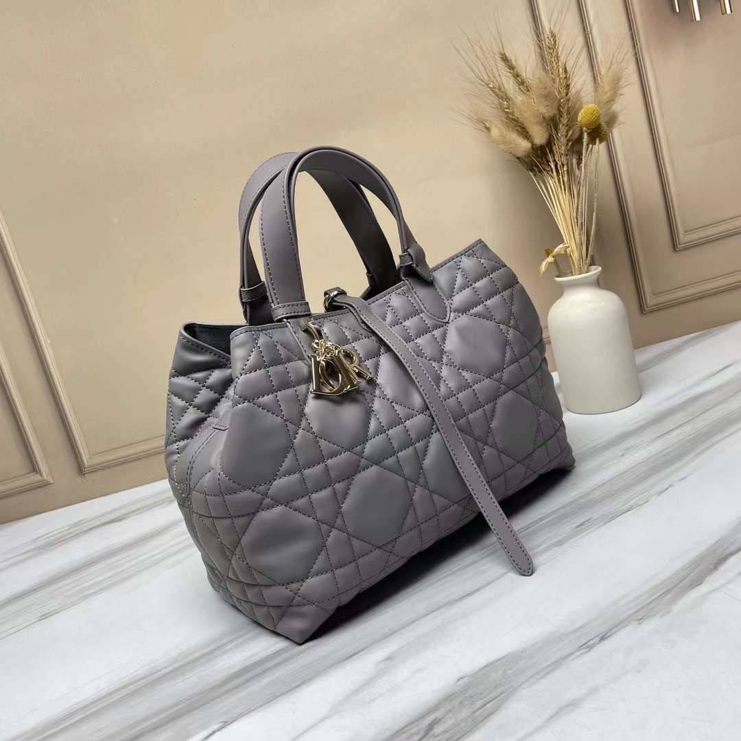 MEDIUM 30cm DIOR TOUJOURS BAG Macrocannage Calfskin / DIOR Tote Bag ออริ 1:1 พร้อมส่ง 5 สี กระเป๋าสะพายทรงโท้ท จุของได้เต็มที่ รูปทรงคลาสสิค หนังสวย หรูหราเกินราคา