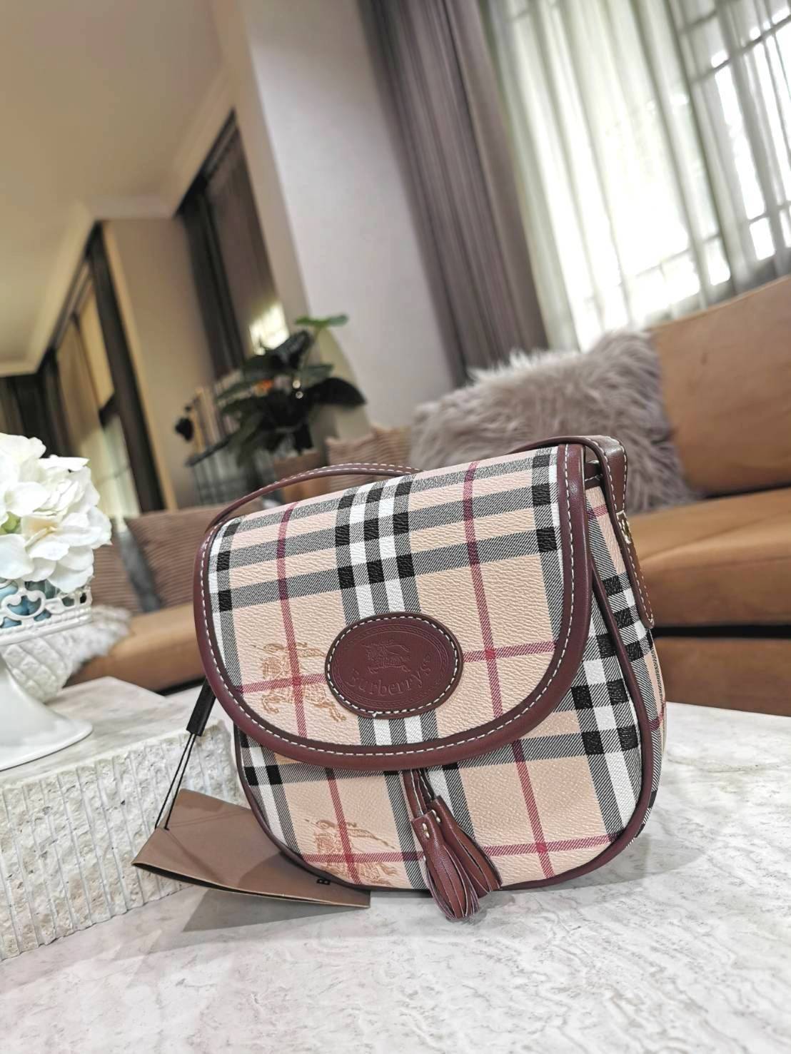 BURBERRY FRAGRANCES VINTAGE CROSSBODY BAG GiFT WITH PURCHASE (GWP) กระเป๋าสะพายพรีเมี่ยมกิ๊ฟ Limited Edition จากเคาน์เตอร์ BURBERRY FRAGRANCES วัสดุหนังแท้ขึ้นลาย Burberry Vintage Signature สวยหรูสุดคลาสสิค เปิดปิดฝาปิดกระดุมแม่เหล็ก ภายในมีโลโก้และช่องซิ