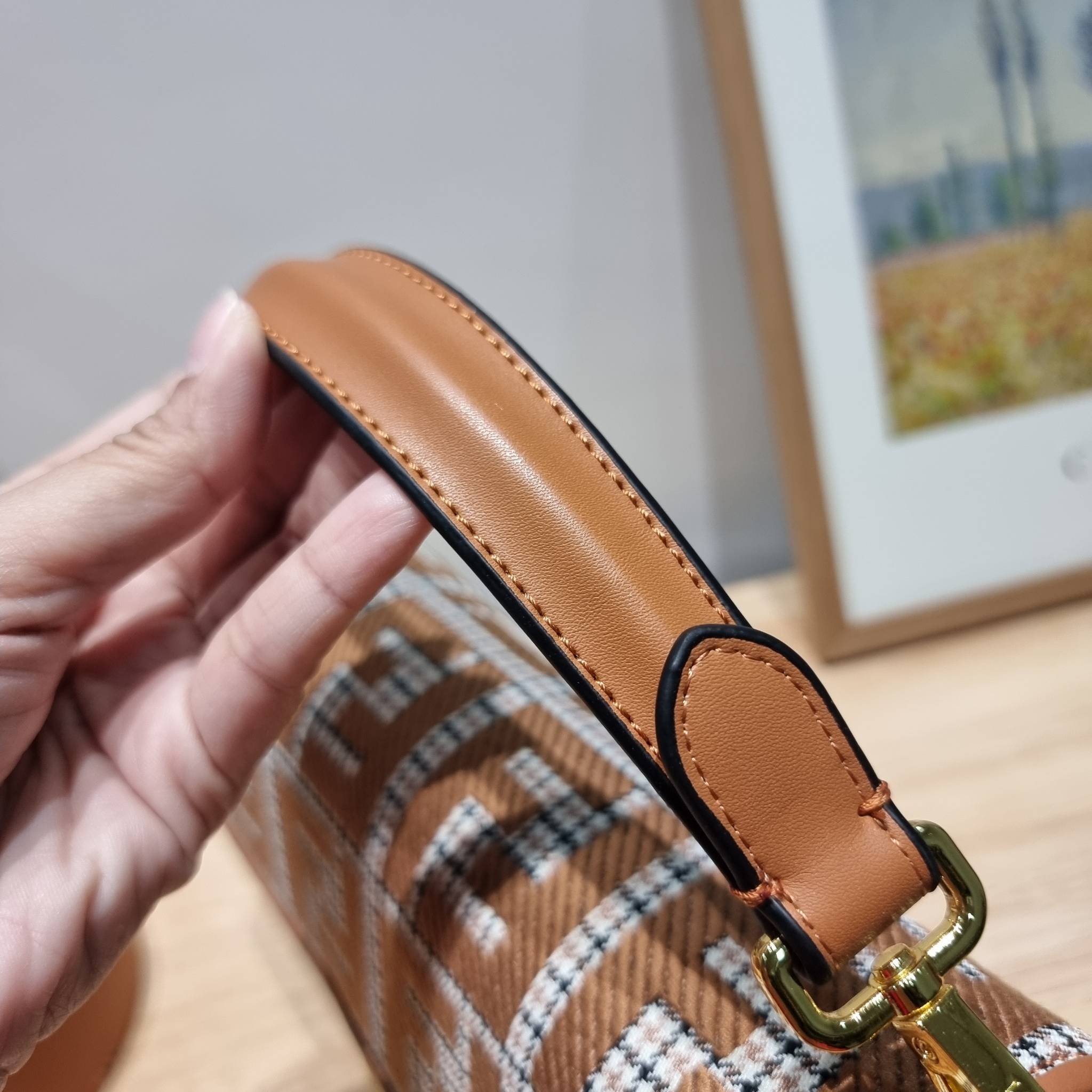 FENDI BAGUETTE MONOGRAM PRINT SHOULDER BAG / FENDI Baguette Brown houndstooth wool bag with FF embroidery อีกหนึ่งรุ่นใหม่ ปังไม่ไหวจ้าแม่!! กระเป๋าสะพายทรงแบคเกตต์ ดีไซน์ลวดลายรอบใบ มี texture โดดเด่นน่าใช้ ดูหรูและคลาสสิค