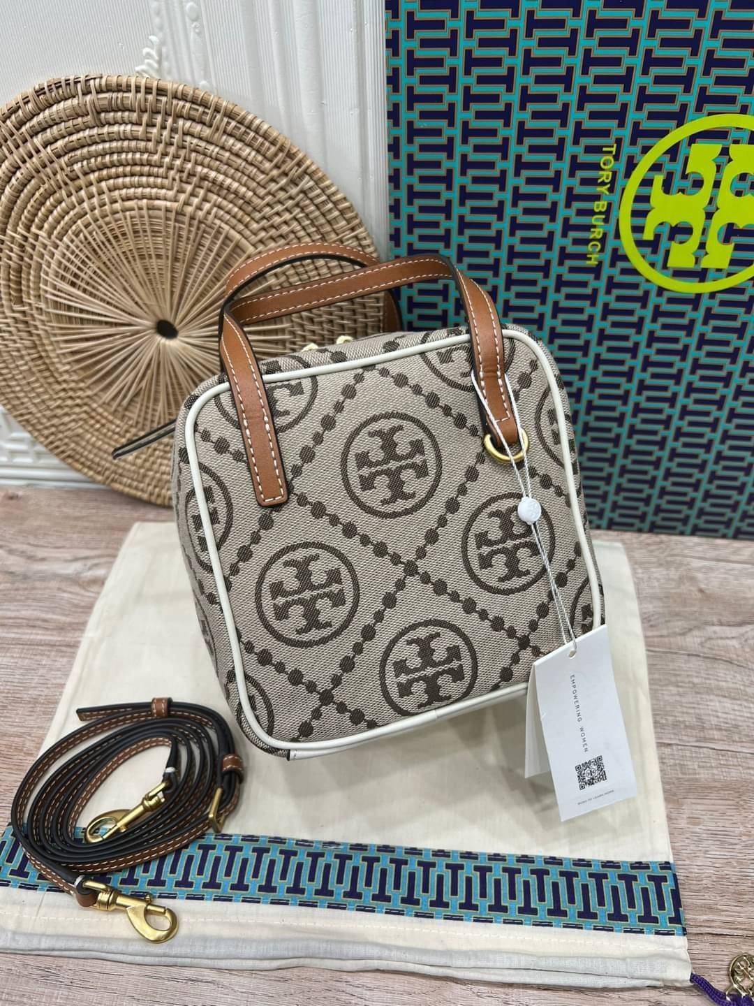 TORY BURCH T MONOGRAM JACQUARD CUBE BAG 🎁พร้อมส่งที่ไทยใหม่ล่าสุด! ปีใหม่นี้เราต้องมีกระเป๋าสวยและเก๋ไว้ใช้กันค่ะ กับกระเป๋าทรง CUBE ดีไซด์ให้ดูเรียลร่วมสมัยมากขึ้น สามารถหยิบจับของได้ง่าย ทรงกระเป๋าแบบกล่อง