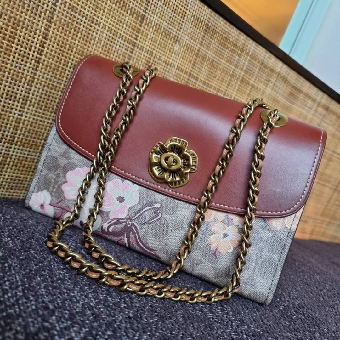 COACH 54649 PARKER IN SIGNATURE CANVAS WITH PRAIRIE FLORAL PRINT กลับมาอีกครั้ง!! กับไอเท็มสุดฮ็อต ที่สาวๆตามหากันนักหนา จัดมาแบบจุใจไปเลย ความสวยแซ่บไม่ต้องพูดเยอะ วัสดุหนังแคนวาสสลับหนังเรียบสวยคม พร้อมดีไซน์ลายดอกไม้โดดเด่น เปิด-ปิดง่ายด้วยตัวบิดล็อค ภ