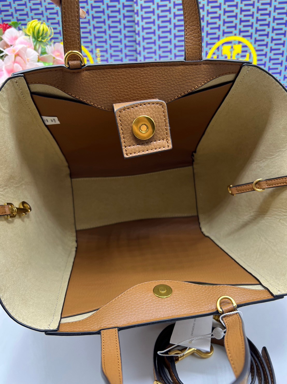 Tory Burch McGraw Leather Tote Bag / Tory Double T Tote Bag / TORY TOTE BAG พร้อมส่ง 4 สี กระเป๋าสะพายทรงโท้ท จุของได้เยอะใบนี้ตอบโจทย์ได้ดีมาก โทนสีเรียบง่าย แฝงไปด้วยความดูดี สุขุมและเป็นผู้ใหญ่