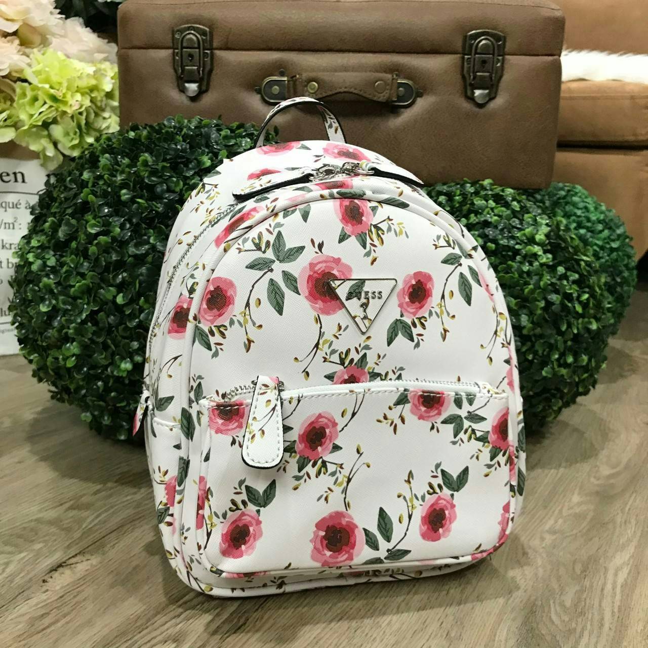GUESS WOMAN'S FACTORY BACKPACK กระเป๋าเป้รุ่นใหม่ล่าสุดขนาดกำลังดีวัสดุหนังแกะสังเคราะห์พิมพ์ลายดอกไม้สวยน่ารัก น้ำหนักเบา มีหูหิ้วเเละสายสะพายหลังเลื่อนปรับได้ ด้านหน้ามีโลโก้และช่องซิป เปิดปิดด้วยซิปสะดวกใช้ ภายในกว้างและจุ ใส่ ipad กระเป๋าสตางค์ใบ