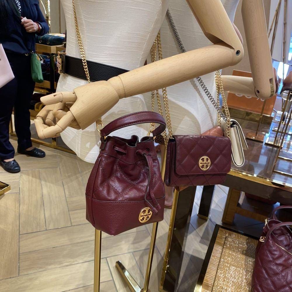 TORY BURCH WILLA MINI BUCKET BAG NEW ARRIVAL สุดปัง กระเป๋าสะพายทรงบัคเก็ต สวยผู้ดี โดดเด่นด้วยโลโก้สีทองดูหรู อัพลุคผู้ดี๊ผู้ดี วัสดุหนังแท้ ดีไซน์บุนวม เส้นคมดีเทลหรู เปิด-ปิดหนังรูดปากกระเป๋า มีหูหิ้วในตัว คล้องแขนเก๋ๆ ภายในเป็นช่องโล่ง มีช่องย่อย ใส่ข
