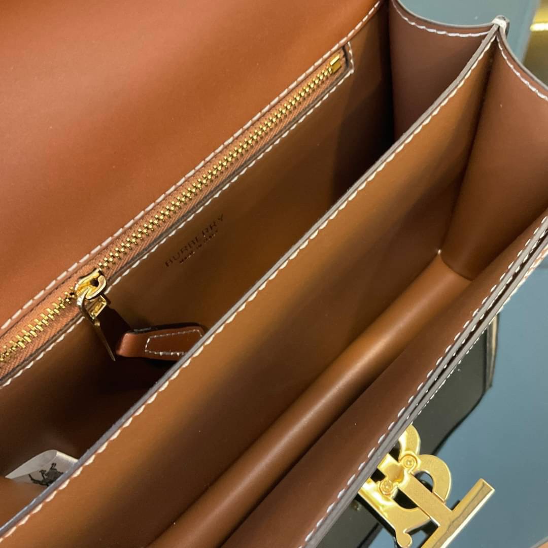 BURBERRY FRAGRANCES CROSSBODY BAG / BURBERRY FRAGRANCES QUITED LAMBSKIN BAG ตัวกระเป๋าเป็นผ้าตัดหนังแท้ Lambskin นิ่มสวยหรูดูดี เปิดปิดด้วยฝาปิดสัญลักษณ์รูปตัวB ภายในโล่งกว้าง