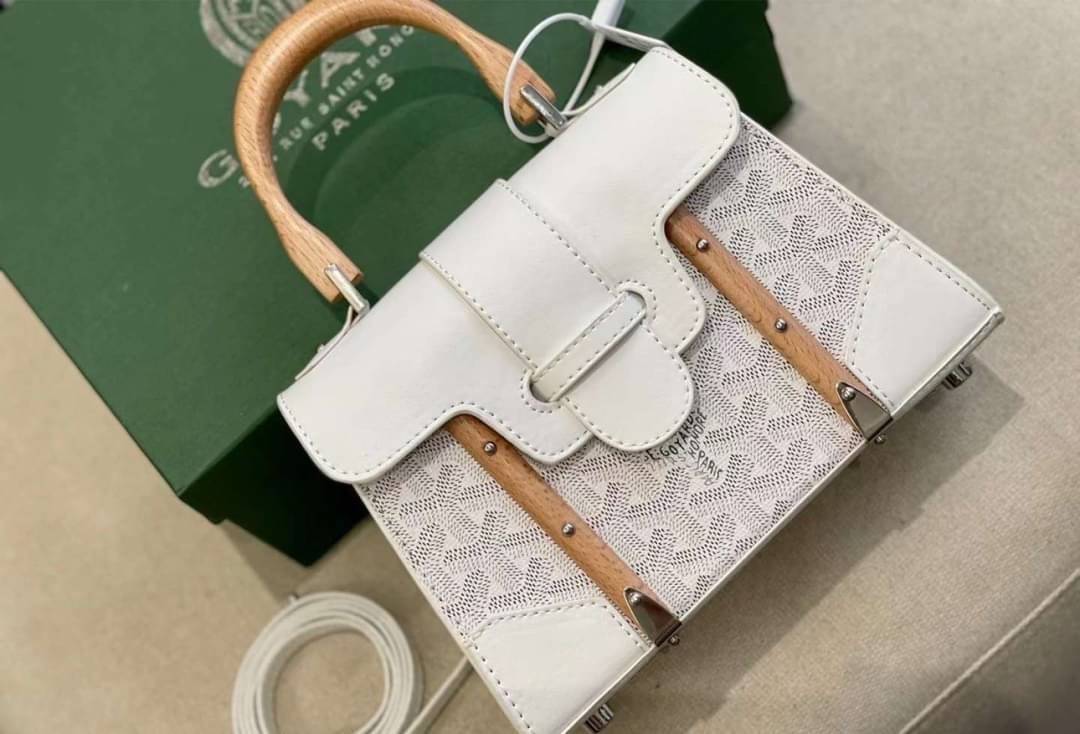 GOYARD Saigon Structure Mini Bag คุ้มค่าและ exclusive ที่สุดกระเป๋าทรงโท้ทไซส์มินิ ดีไซน์ล้ำ โดดเด่นด้วยรูปทรงและมือจับไม้สังเคราะห์ ที่ไม่เหมือนใคร และเพิ่มลูกเล่นด้วยสายคาด ใช้งานได้ทุกสถานการณ์ หยิบใช้วันไหนๆ ก็ตอบโจทย์ได้หมดน้า