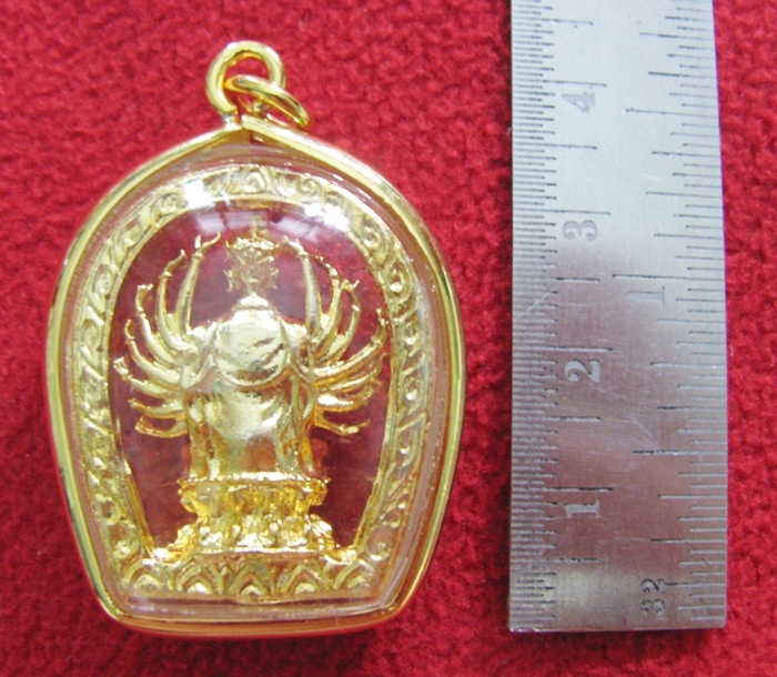 สินค้าหมดค่ะ จี้เจ้าแม่กวนอิมพันมือองค์ใหญ่ทรงซุ้มโค้งเนื้อทองพ่นทรายล้อมเพชรเลี่ยมทองไมครอนพร้อมใบคาถาค่ะ