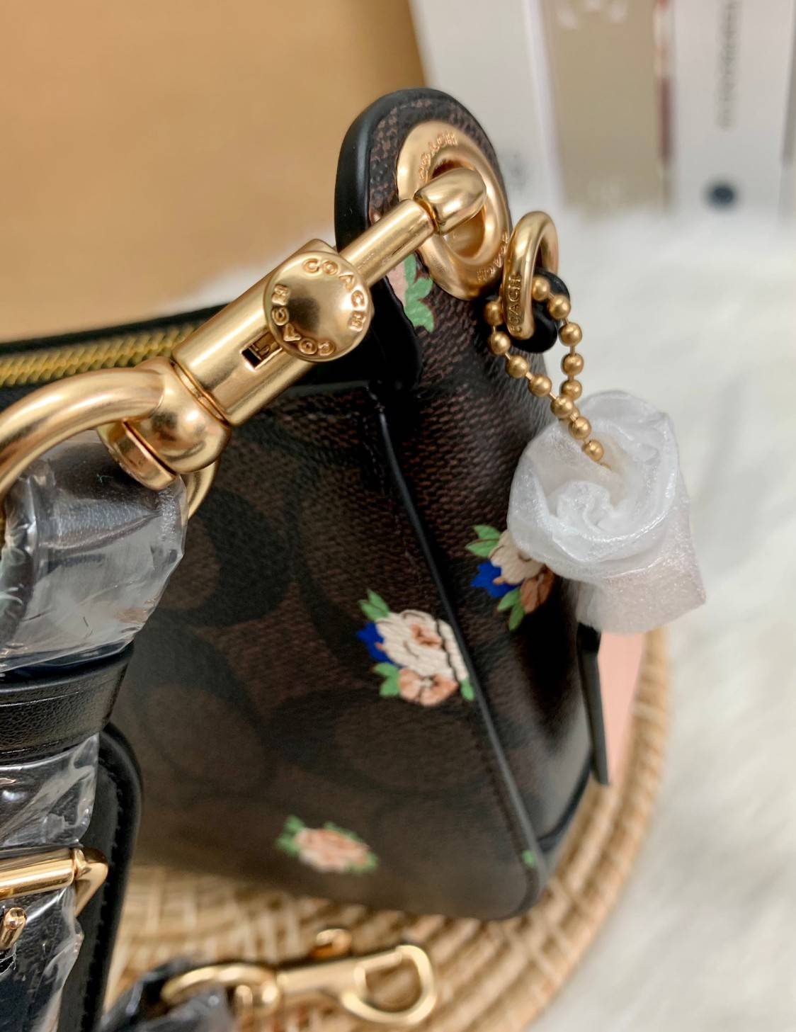 NEW ARRIVAL! นาทีนี้ต้องมีแล้วค่ะ ต้อนรับหน้าหนาวกันน! COACH JES BAGUETTE IN SIGNATURE CANVAS WITH COACH RADIAL RAINBOW ((C6817)) พร้อมส่งที่ไทย สิคค้าเข้าใหม่ค่ะ! กระเป๋าสะพายครอสบอดี้ร์ หนังแท้ น้ำหนักเบา เปิดปิดกระเป๋าแบบซิป ภายในสามารถใส่กระเป๋าเงินใบ