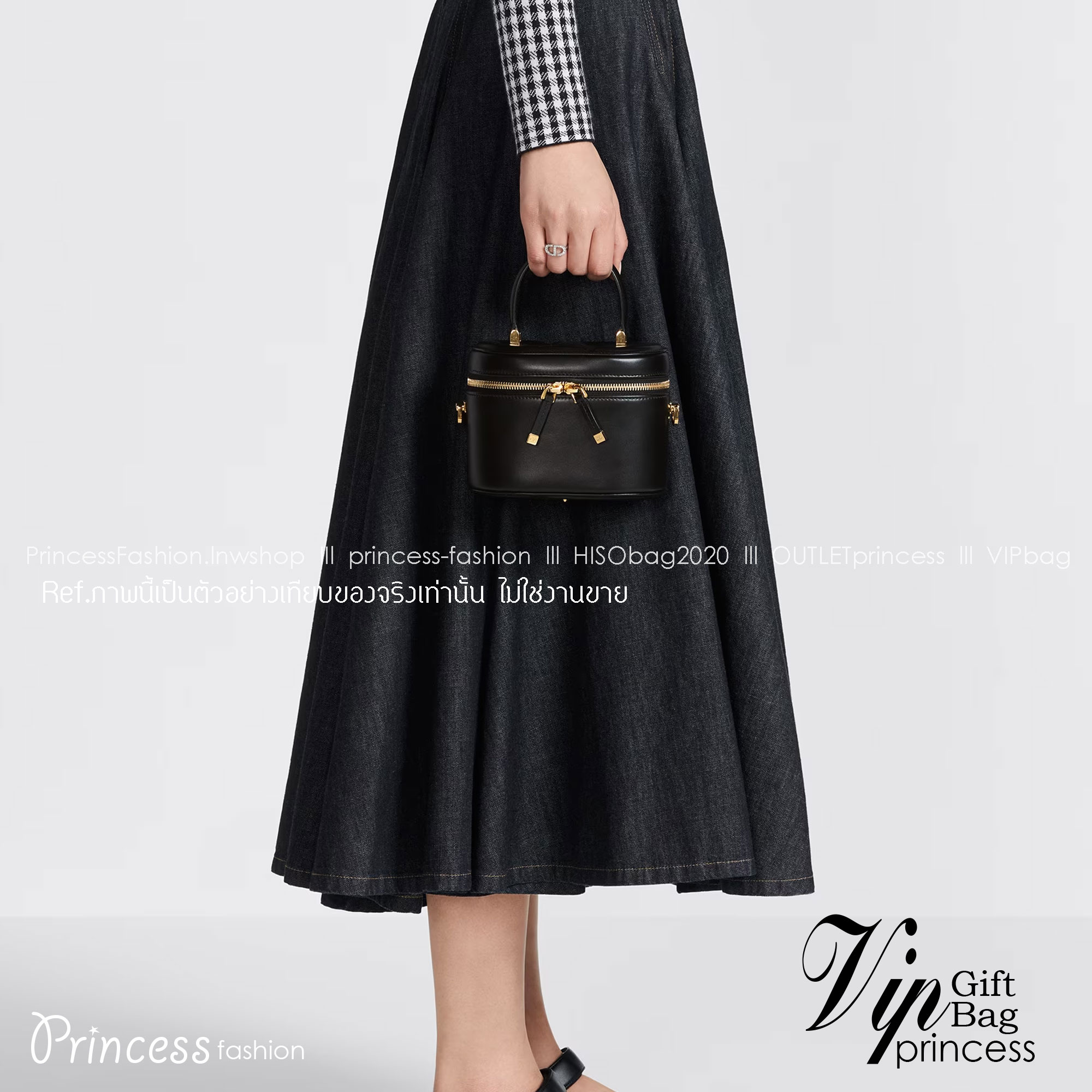 Small Dior CD Signature Vanity Case / Dior vanity 16cm กระเป๋าทรงกล่องใบเล็กกะทัดรัด ดีไซน์สวยโดดเด่น มีหูจับในตัว ภายในเป็นช่องโล่งสำหรับจัดเก็บสิ่งของเล็กน้อย เป็นอีกหนึ่งไอเท็มที่ไม่อยากให้พลาดเลยน้า