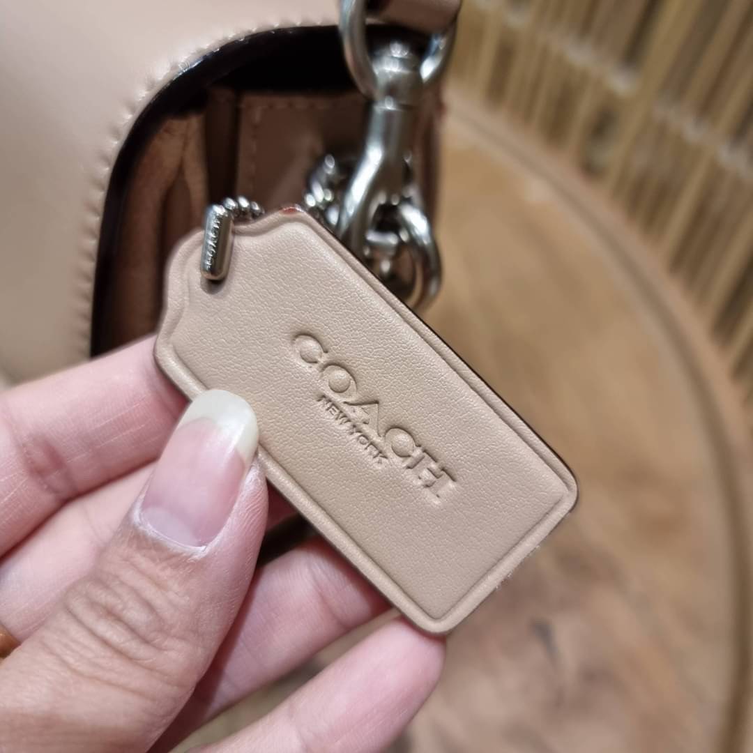 COACH 89089 CASSIE CROSSBODY 19 IN SIGNATURE CANVAS คัมแบ็คแล้วจ้า!! เรียบหรู ดูดี ต้องไอเท็มนี้เลย!! กระเป๋าสะพายข้าง สุดพิเศษ!! มีสายมาให้ถึง 3 แบบ!! สลับใช้แมทช์ตามสไตล์ได้เลย วัสดุหนังแคนวาสสลับหนังแท้ บอกเลยว่าสวยทุกสีนะคอลนี้ เปิด-ปิดด้วยตัวบิดล็อค 