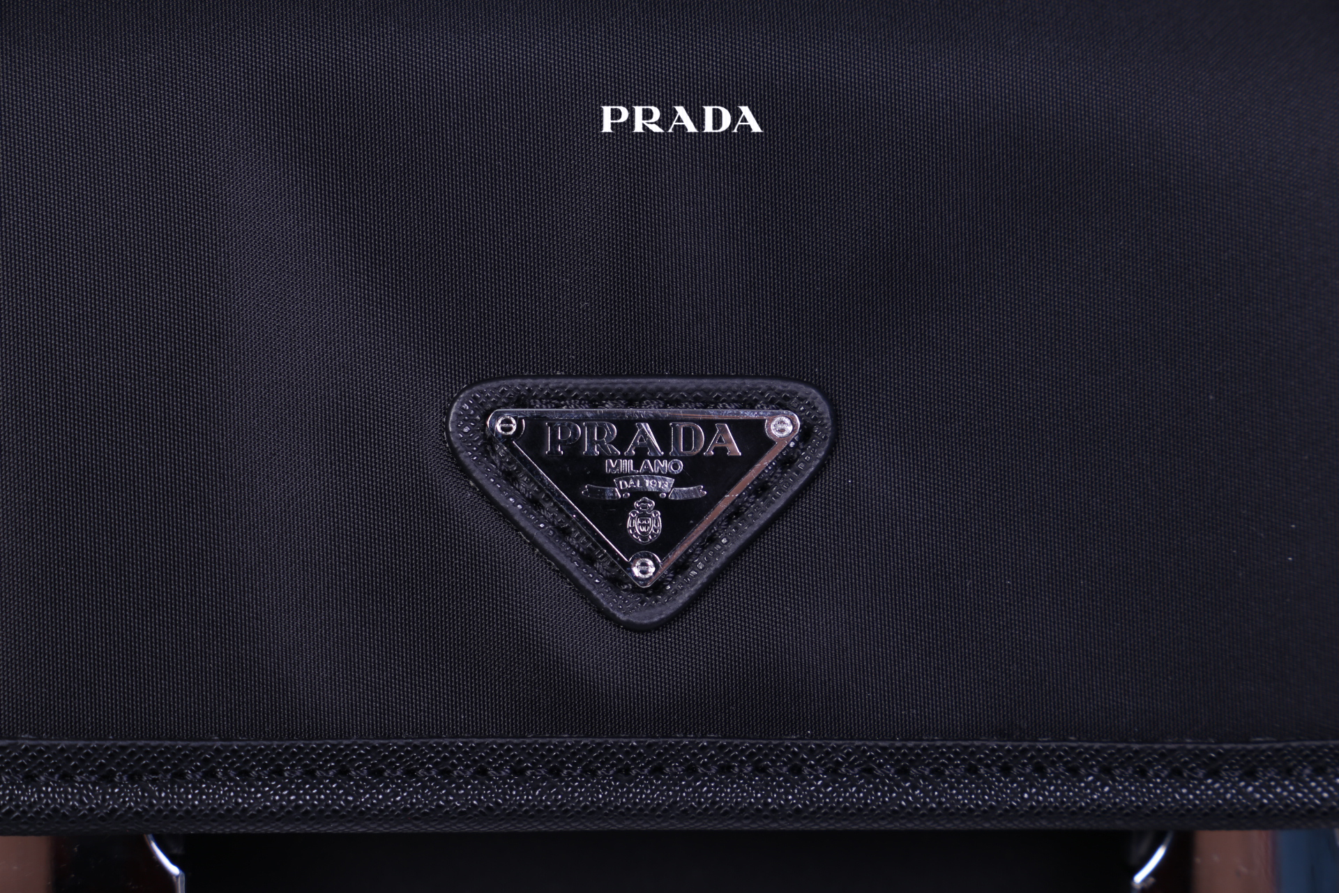 Prada Nylon and Saffiano Leather Bag with Strap กระเป๋าสะพายแบบ Crossbody ใช้ได้ทั้งหญิงชาย มาพร้อมกระเป๋าใส่เหรียญใบเล็กน่ารัก เปิด-ปิดด้วยตัวล็อค ด้านในยังแบ่งช่องเป็นสัดส่วน จุของได้เยอะ ซับในด้วยผ้าพิมพ์ลายแบรนด์อย่างดี และยังมี 1 ช่องซิปด้านหลัง สายส
