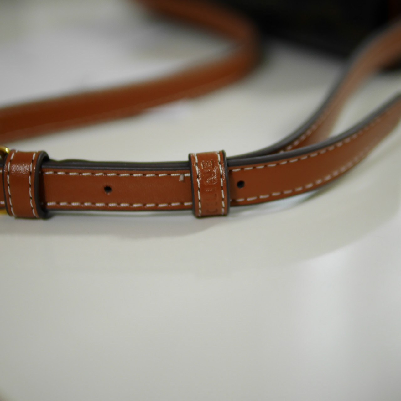 พร้อมส่งที่ไทยแล้วกับ CELINE TRIOMPHE SHOULDER BAG หนังทั้งใบลายสวยหรู ด้านในเปิดด้วยด้วยที่บีบโลโก้อะไหล่ทอง จุของได้กำลังดี ใส่โทรศัพท์ กระเป๋าสตางค์ใบสั้น ของจุกจิกได้ เหมาะกับสาวๆในวัน