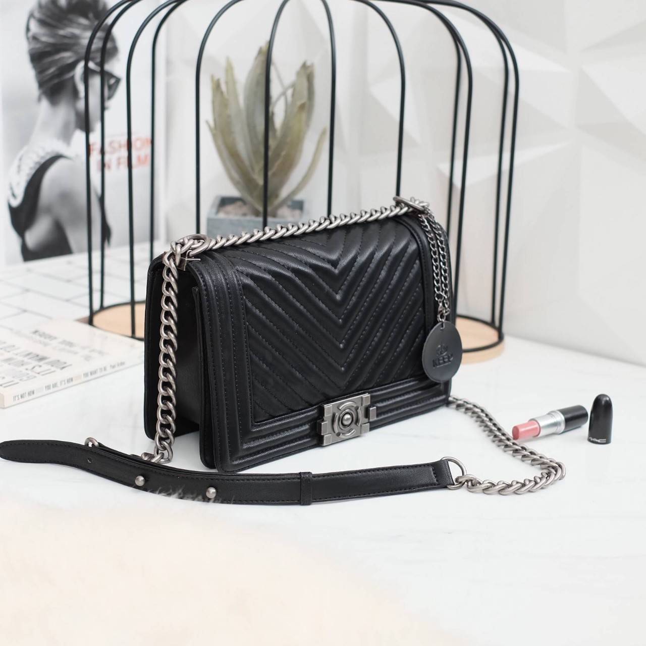 Keep chain large shoulder bag กระเป๋าทรงยอดฮิตคะ รุ่นนี้รับประกันความสวย คอลเลคชั่นใหม่ตัวกระเป๋าทำมาจากหนัง Microfiber เนื้อดี สวย ทน ขึ้นกว่าเดิมเยอะ !! ขนาดกะทัดรัด ภายในสีแดง มีช่องใส่ของจุกจิก สายโซ่ปรับได้ 2 แบบทั้งสายสั้น สายยาว สะพายพาดลำตัวได้คะ 