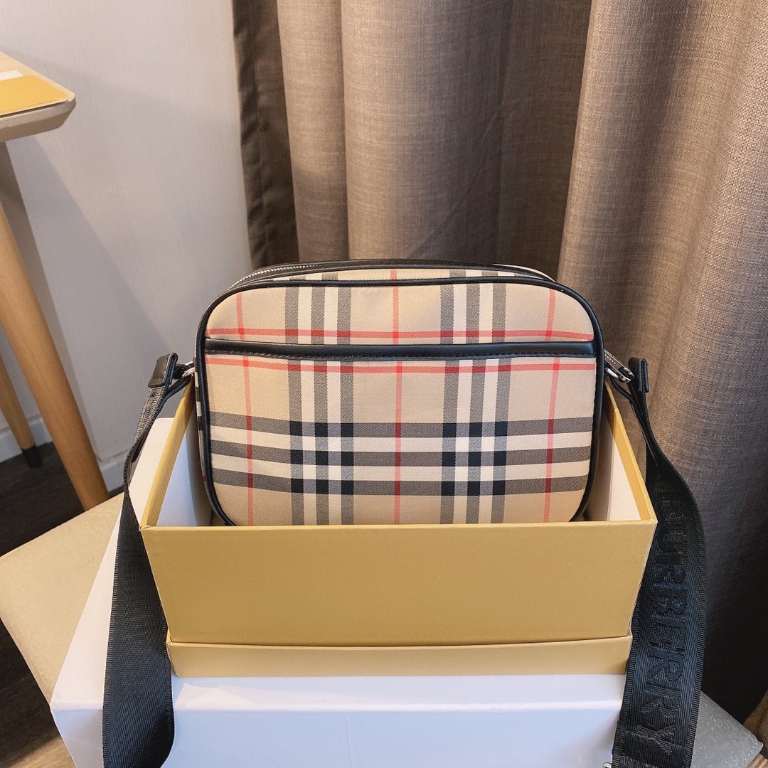 พรีเมี่ยมกิ๊ฟแท้ 100% 】สำหรับคุณผู้ชาย มีมาให้ช็อปแล้วค่ะ!!! 🇬🇧 NEW ARRIVAL! BURBERRY CROSSBODY BAG VIP GIFT WITH PURCHASE (GWP) พรีเมี่ยมกิ๊ฟ Limited Edition