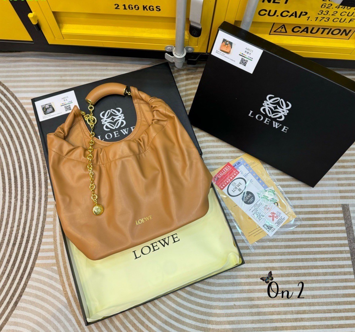 LOEWE Medium Squeeze bag in nappa กระเป๋าสะพายคอลใหม่ ดีไซน์เก๋เรียบหรูงานสวยทั้งภายนอกและภายใน ขึ้นแบบจากงานจริง เป๊ะสุด ปั้มทุกจุด งานจริงสวยทุกมุมเป๊ะปังมากค่ะ