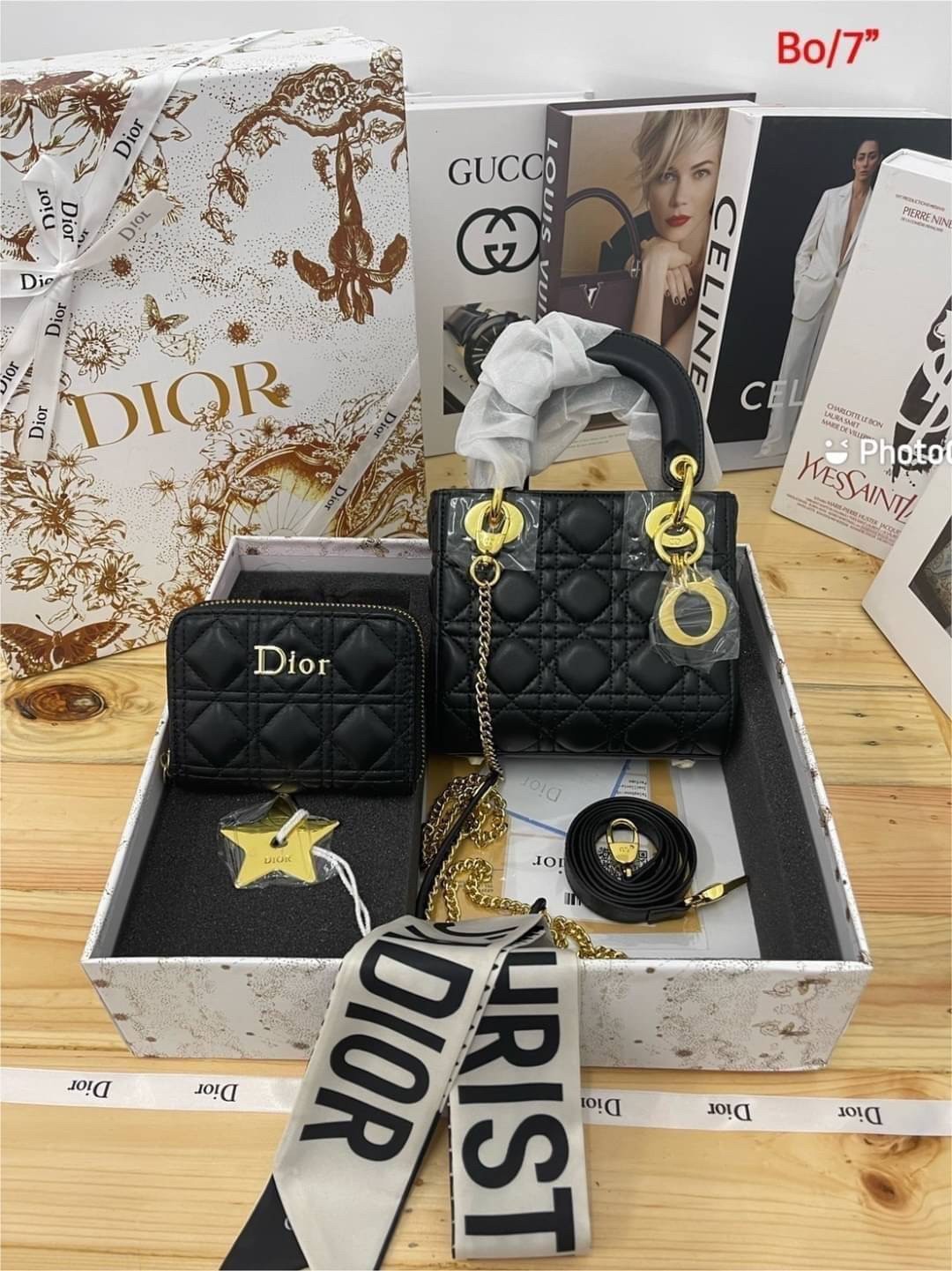 DIOR SET BAG / DIOR CD LADY BAG / CD LIMITED EDITION GIFT BOX WITH GOLD STAR BOUTIQUE SET พร้อมเสิร์ฟครบชุด น่ารักมากค่ะ ดีไซน์เรียบง่าย แต่แฝงไปด้วยความหรูหรา ทรงกล่องคลาสสิค มีหูจับในตัวและสายครอสบอดี้สุดเลิศ