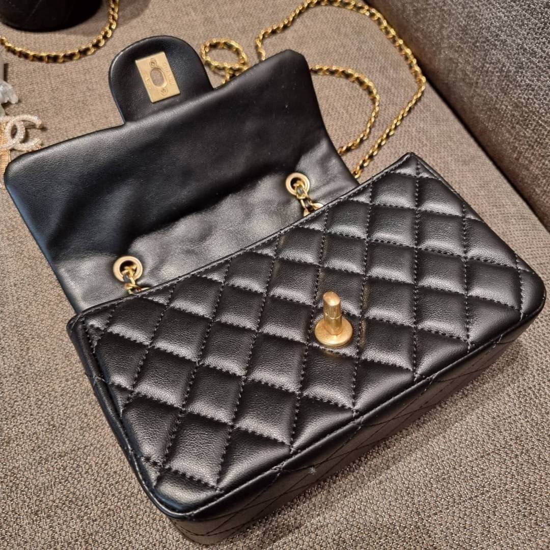 VIP 🥂 เซ็ทคือที่สุดของความคุ้ม CHANEL GIFT BOX SET สุดหรูชวนให้สะสม สุดยอดไอเท็มหายากพร้อมเสิร์ฟครบชุด สุดคุ้ม มาพร้อมกระเป๋าสะพายถึง 2 ใบ สุดหรูลิมิเต็ด หาไม่ได้ง่ายๆ ในคอลเลคชั่นภายในสีทอง และที่พิเศษยังมีน้ำหอมตัวท็อปมาให้อีก chanel no.5 ที่แสน