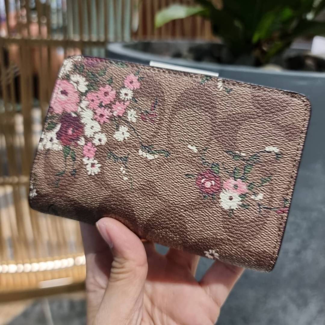 COACH C3375 MEDIUM CORNER ZIP WALLET IN SIGNATURE CANVAS WITH DAISY PRINT ดีไซน์ใหม่ล่าสุด!! คอลเลคชั่นลายพริ้นท์ เพิ่มลูกเล่นให้กระเป๋าสตางค์ของคุณ กับกระเป๋าสตางค์ใบกลาง ขนาดกำลังเหมาะมือ วัสดุหนังแคนวาส ดูแลรักษาง่าย มีช่องใส่บัตรและธนบัตรครบ และช่องซิ