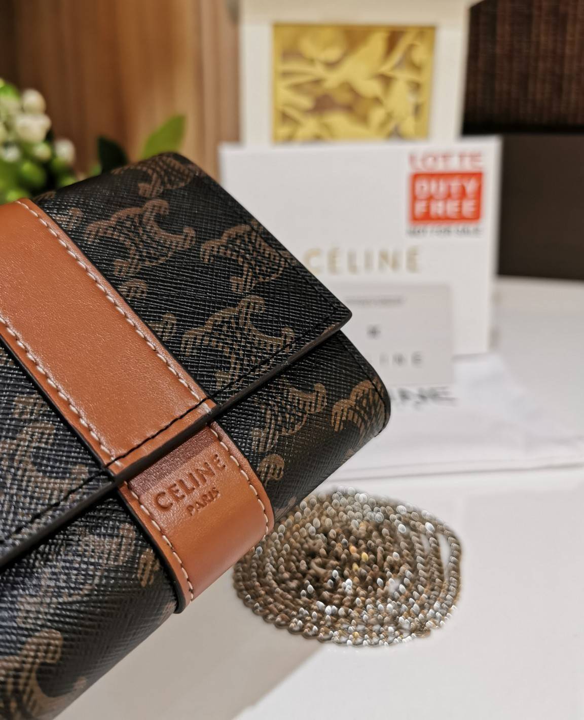 CELINE WALLET BAG WITH CHAIN VIP GIFT WITH PURCHASE (GWP) พรีเมี่ยมกิ๊ฟ Limited จาก CELINE HAUTE PARFUME DUTYFREE COUNTER วัสดุ Triomphe Canvas หนังสวยอยู่ทรงปั้มโลโก้ด้านหน้าเปิดปิดฝาพับกระดุม ภายในมีช่องแบ่งหลายช่อง มีช่องใส่บัตรห