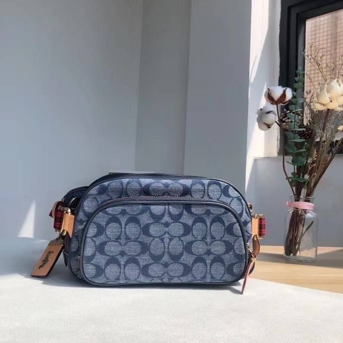 COACH BELT BAG IN SIGNATURE CHAMBRAY (3685) ❤️ใช้ได้ทั้งชาย//หญิงค่ะ กระเป๋าคาดอก วัสดุผ้าแคนวาส+หนังแท้ค่ะ ด้านหน้ามีช่องซิปขนาดกลาง ใส่มือถือได้ค่ะ ช่องซิปหลักเปิดปิดแบบซิปคู่ ภายในกว้าง ใส่ของจำเป็นได้ครบเลยนะคะ มีช่องซิปสำหรับใส่ของจุกจิกให้อีก
