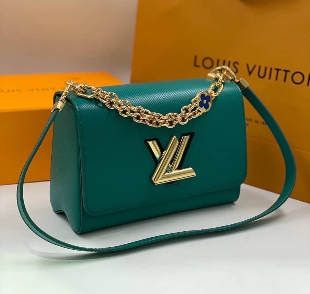 ORI หนังแท้ | LV Twist MM chain bag in grained Epi leather กระเป๋าสะพาย/กระเป๋าถือร พร้อมสายโซ่ หนังลายเกรน Epi โดดเด่นด้วยโลโก้หน้า สวยหรูเป็นเอกลักษณ์ ดีไซน์คัลเลอร์บล็อค สัมผัสโดดเด่นแมตช์กับทุกสไตล์