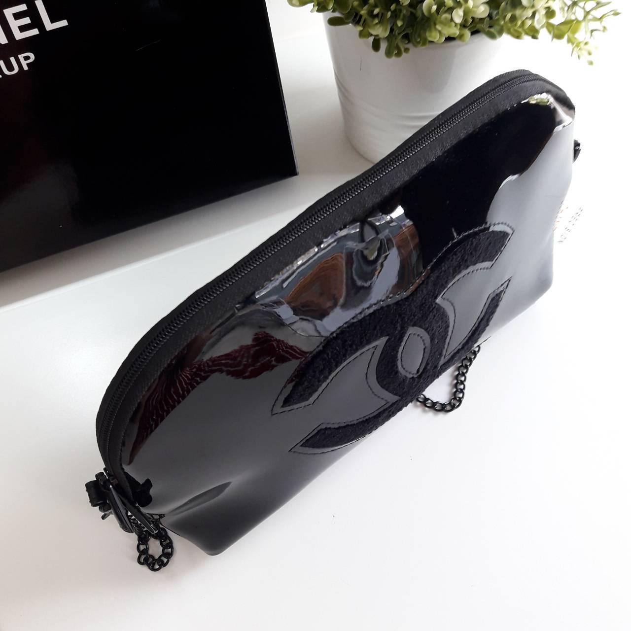 รุ่นใหม่ค้าา♡ Chanel precision luxury leather clutch with chain จากงานพรีเมี่ยมกิ๊ฟ แบรนด์ดังหนังแก้วมันสวยหรู ด้านหน้า ตกแต่งโลโก้แบรนด์บนเฟอร์สีดำ สายโซ่ยาวสีดำสุดหรู สายถอดเก็บได้ ด้านในบุผ้ามันสีแดง ปั้มแบรนด์แท้ จุของได้เยอะ ใส่มือถือได้ทุกรุ่