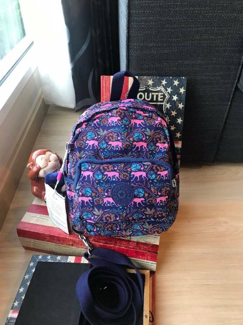 Kipling MINI BACKPACK Small backpack กระเป๋าเป้มินิ ส วัสดุไนล่อน กันน้ำได้ รูปทรงสวย ขนาดกะทัดรัด น้ำหนักเบา สีสันสดใส มาพร้อมสายถอดออกได้ สามารถ เลื่อนปรับสายสะพายได้ 2 แบบสะพายไหล่ , แบบเป้สะพายหลัง ด้านหน้ามีช่องซิป 1 ช่อง ช่องหลักด้านกว้างมีช่องซิป แ