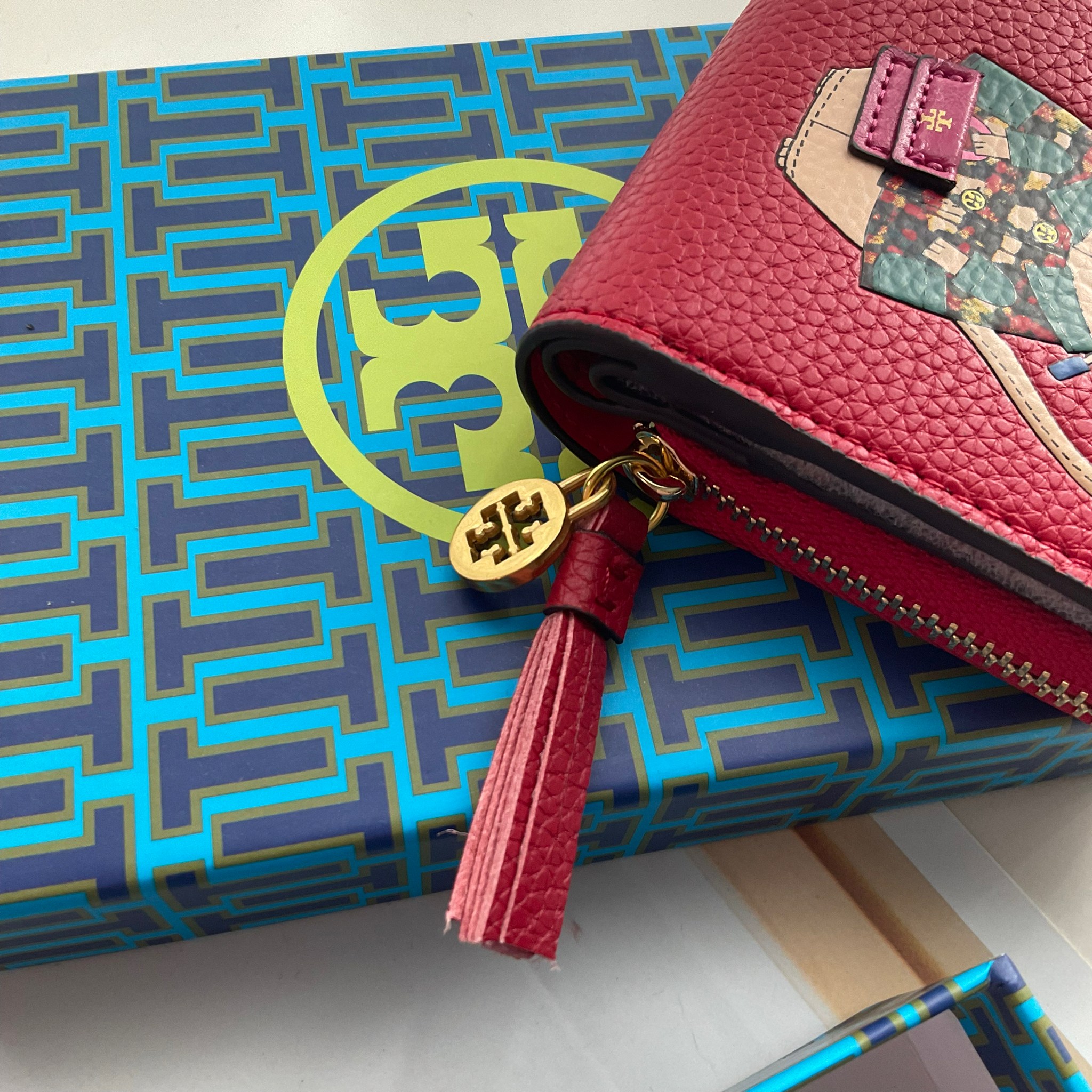 TORY BURCH LEATHER SMALL WALLET คอลเลคชั่นปีชวดจาก Tory มาในแบบกระเป๋าสตางค์ทรงสั้น เปิดใช้งาน2ด้าน มีทั้งด้านช่องซิปใส่เหรียญ และอีกด้านที่ใส่การ์ดได้มากถึง8ใบ มีช่องใส่ธนบัตร ภายในแต่งสี multi-color ดูมีสีสัน วัสดุ Simulation leather นิ่มสบายมือมีความเป