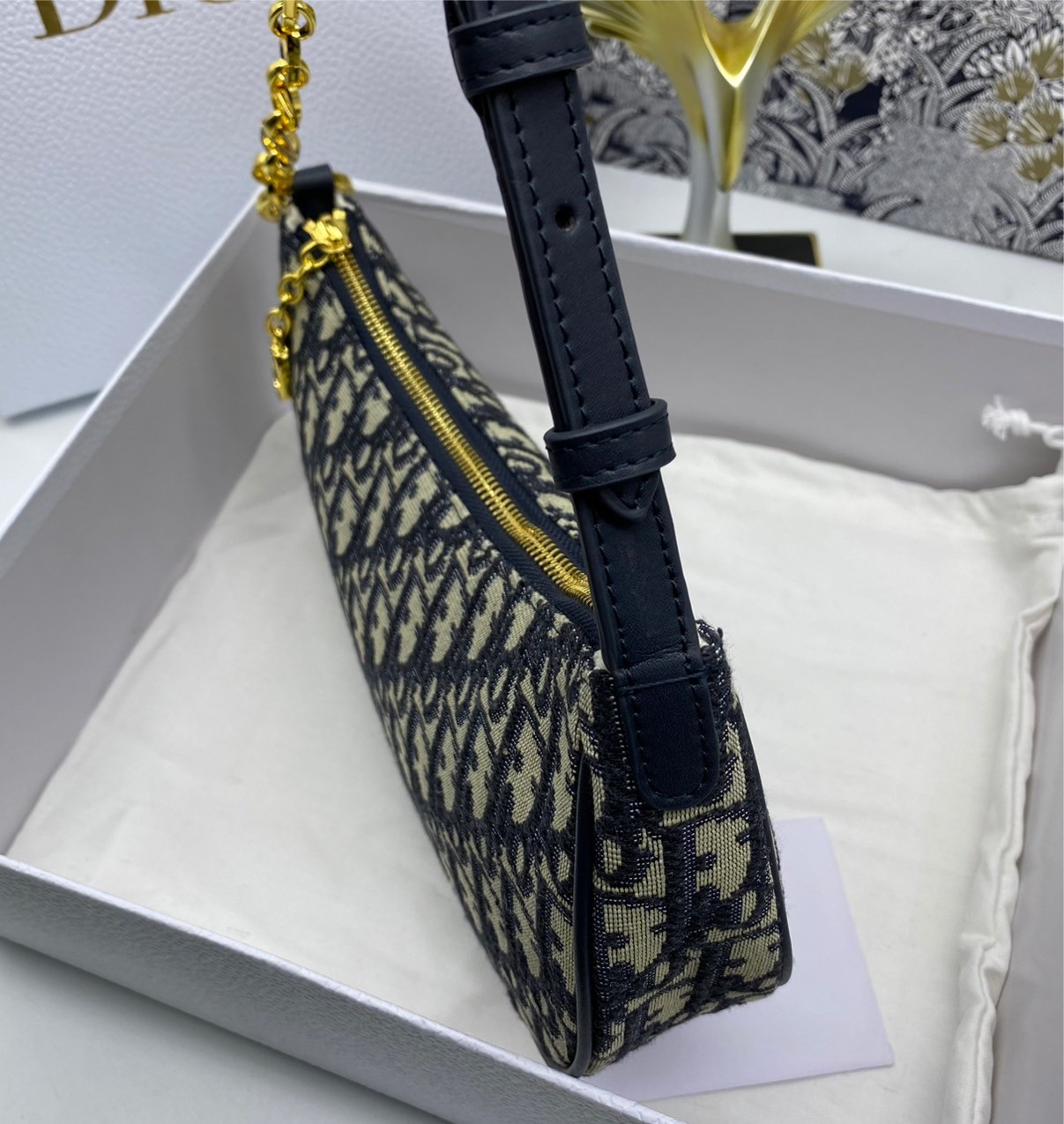 DIOR CD Lounge Bag Blue Oblique Jacquard / Dior pochette คอลใหม่ 2023 กระเป๋าสะพายทรงพอช คล้องแขน หรือสะพายไหล่ได้ ภายในเป็นช่องโล่ง สวยหรู อย่าพลาดกันน้า!!