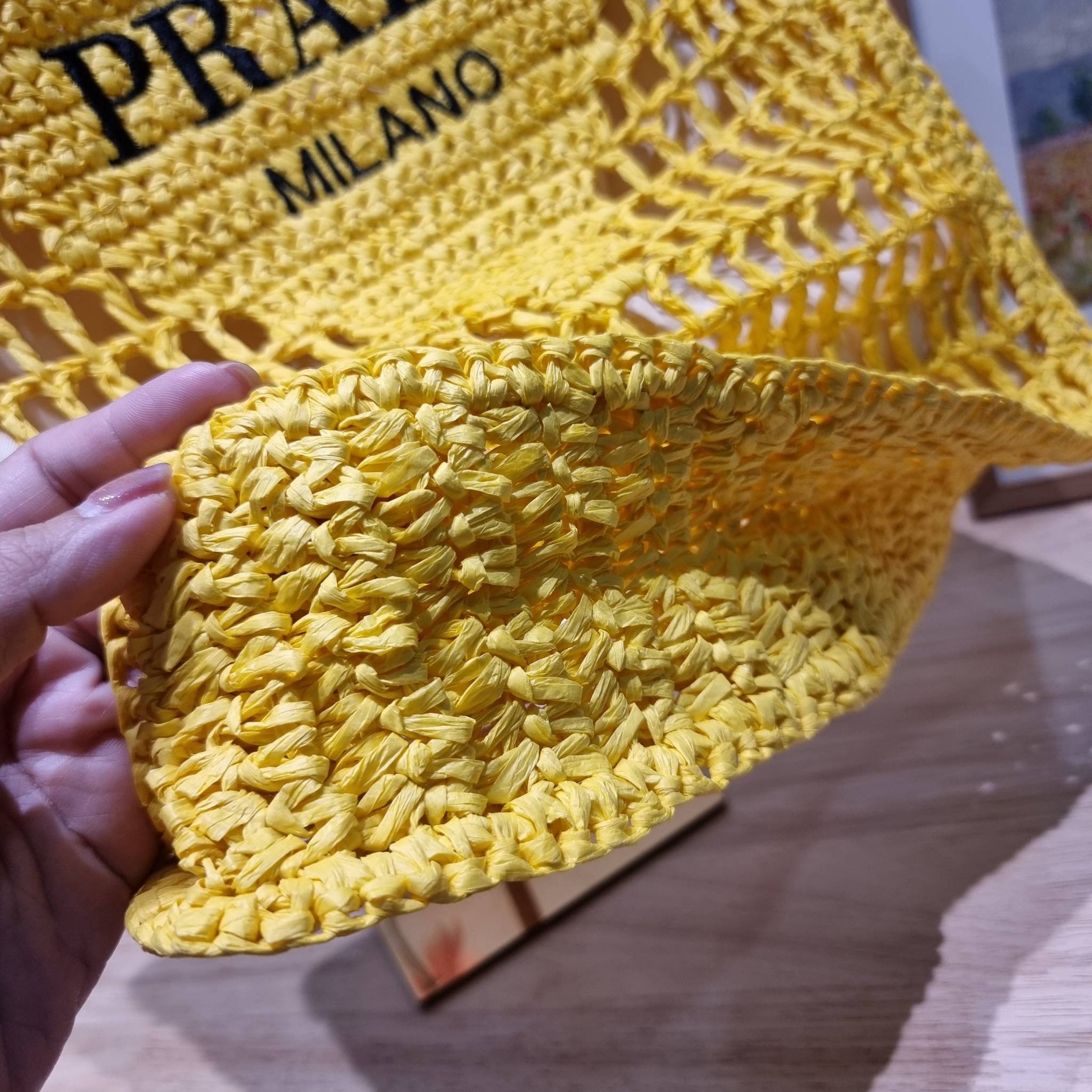 PRADA RAFFIA TOTE BAG สวยไม่ซ้ำใคร สไตล์บีช เหมาะมากกับการสะพายไปเที่ยวทะเล หรือจะใช้ในวันสบายๆก็ตอบโจทย์ กับกระเป๋าสะพายสานใบใหญ่ ตัวกระเป๋าเป็นวัสดุสังเคราห์จากธรรมชาติ