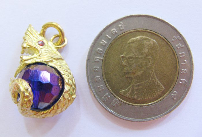 สินค้าหมดค่ะ จี้พญานาคอุ้มลูกแก้วสีน้ำเงิน(กันยายน)พร้อมใบคาถาค่ะ