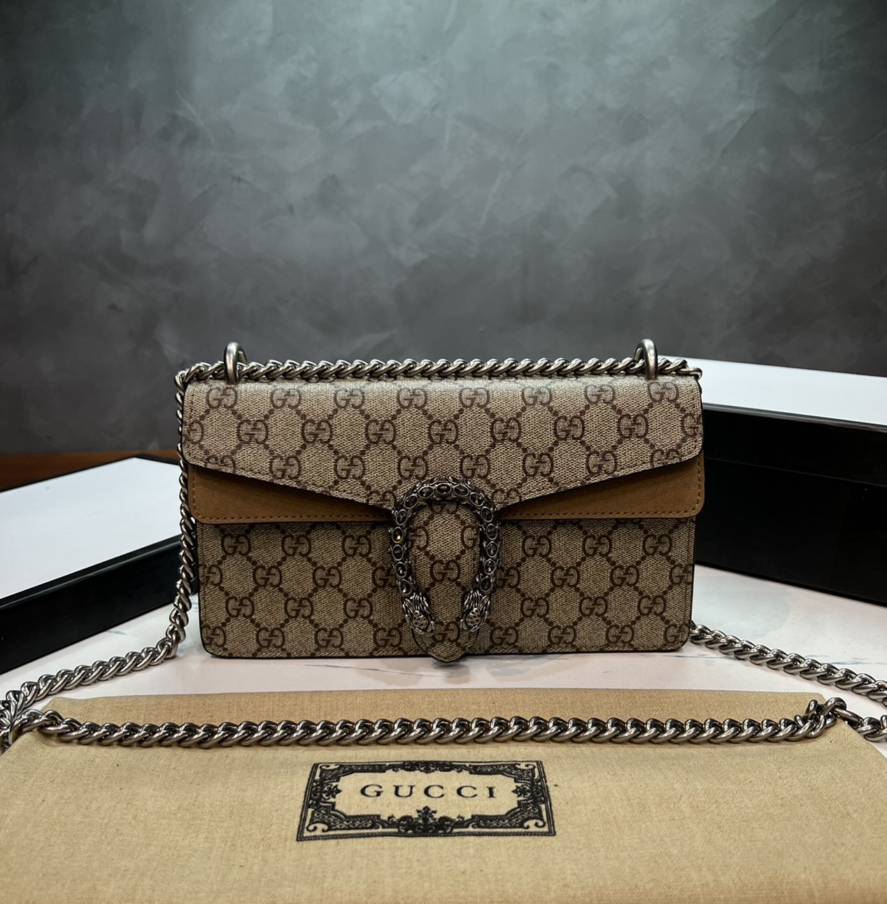 25CM หนังแท้ GUCCI Dionysus GG Supreme mini bag ฮอตไอเท็ม รุ่นนี้ขายดีขายหมด สวยหรู คุณหนู ผู้ดีมาก!! นานๆ มาจะมาน้าา รุ่นหายากค่ะ กระเป๋าสะพายข้าง ดีไซน์อยู่ทรง ขนาดกำลังสะดวกใช้สำหรับสาว วัสดุหนังแท้เต็มใบ ภายในแบ่งสัดส่วนได้เป็นอย่างดี งานจริงดีงาม สาว
