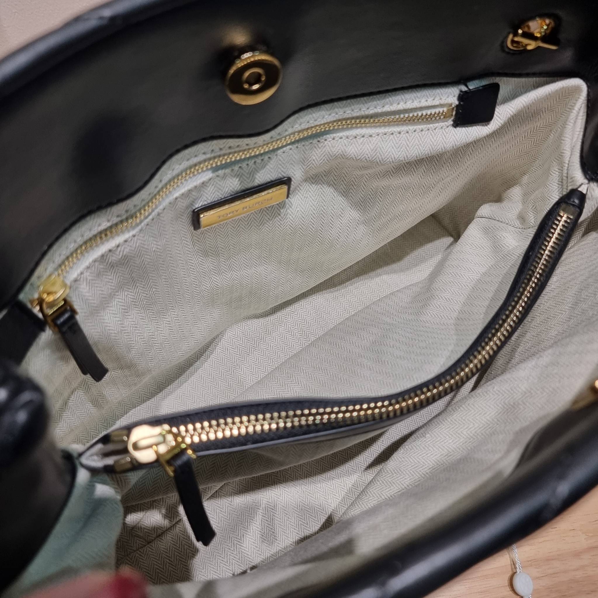 TORY BURCH KIRA CHEVRON TOTE กระเป๋าสะพายรุ่นที่ใครๆก็ต้องมี กับทรงโท้ทไซส์ใหญ่ ใช้ยังไงก็ดูหรู ดีไซน์เฉพาะตัว วัสดุหนังสัมผัสนิ่ม