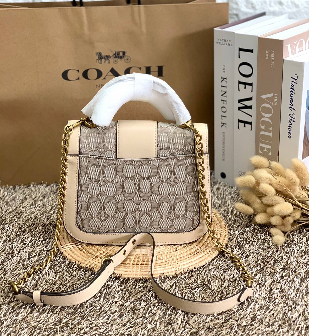ใบจริงสวยหรูมากๆค่ะ💥 COACH ALIE TOP HANDLE IN SIGNATURE JACQUARD ((C4822)) พร้อมส่งที่ไทยค่ะ! กระเป๋าหิ้ว//สะพายข้าง วัสดุ Jacquard+หนังแท้ได้ลงตัวสวยงามมากๆค่ะ คลาสสิคสุดๆ เปิดปิดกระเป๋าแบบกดล็อค ช่องหลักกางออกได้กว้างสามารถใส่กระเป๋าเงินใบกลางได