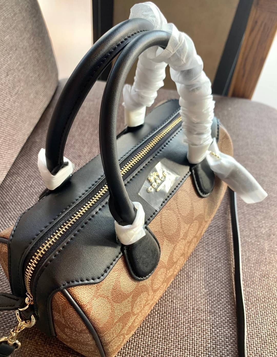 COACH NENNETT SATCHEL BAG((32203)) พร้อมส่งอีกครั้ง ห้ามพลาด! กระเป๋าทรงหมอน ทรงที่สาวๆต้องมีติดตัวไว้สักใบ! หนังแท้นิ่มสวยงาม เปิดปิดกระเป๋าแบบซิป ภายในกว้างสามารถใส่กระเป๋าเงินใบยาวได้ หรือของจำเป็นในชีวิตประจำวันของสาวๆได้หลากหลายเลยค่ะ มีช่องซิปและช่อ