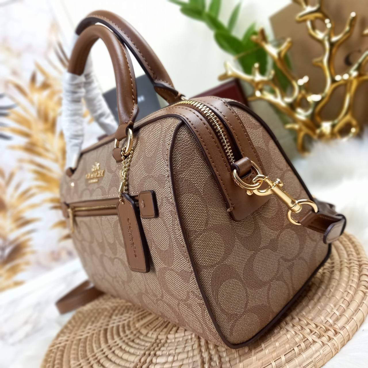 COACH ROWAN SATCHEL IN SIGNATURE CANVAS (COACH F83607)🌺ระดับตัวTOP ยกให้เธอเลย กับรุ่นนี้💃//หมอน 10" รุ่นมีช่องซิปด้านหน้า สามารถแยกเก็บของสำคัญๆได้อย่างเป็นสัดส่วน สำหรับใครที่ชอบกระเป๋าที่จุของได้เยอะๆ รุ่นนี้ตอบโจทย์ได้เลย แนะนำว่า
