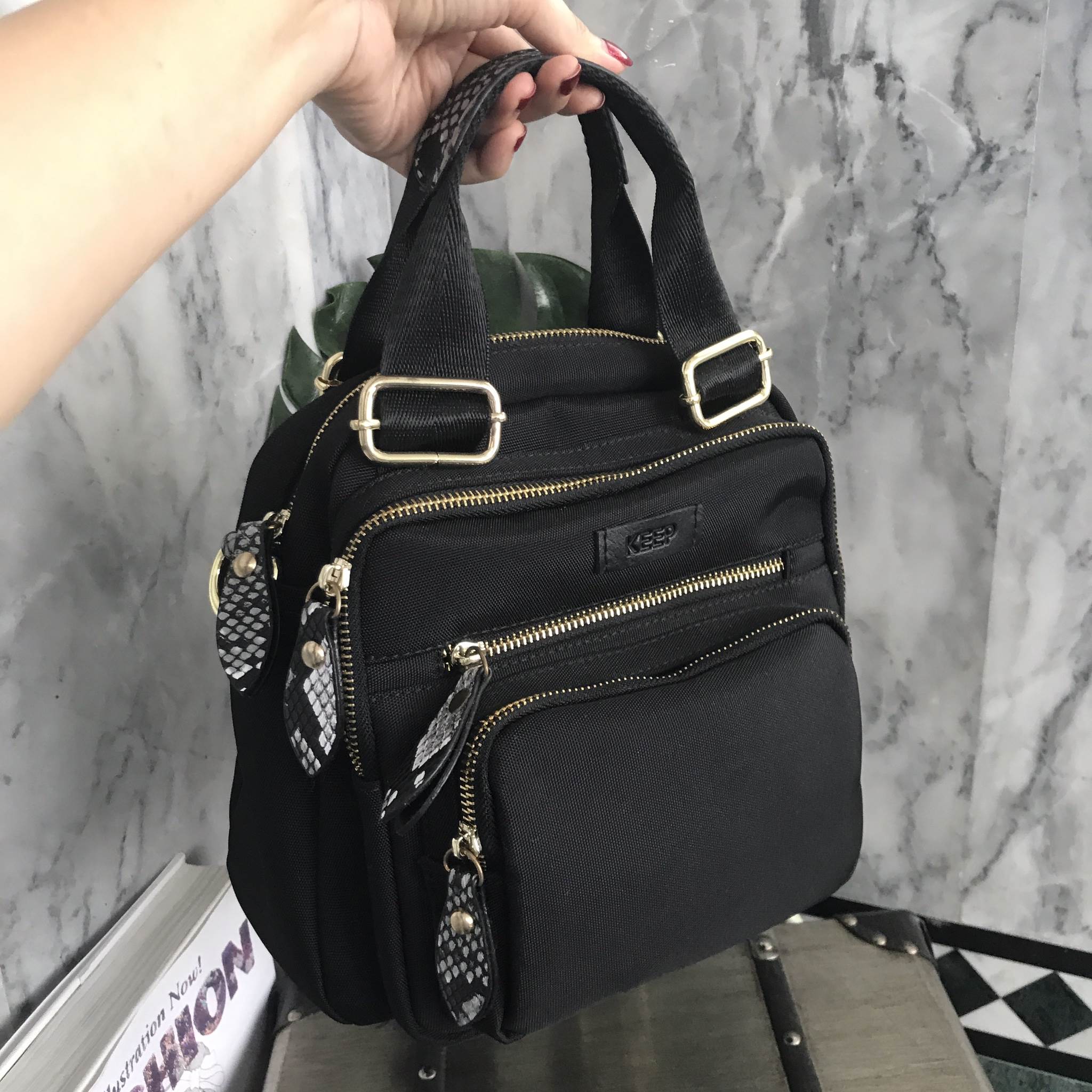 New arrival • KEEP Allday BAG • กระเป๋าถือ/สะพายได้หลากหลายการใช้งานคะ 👑กระเป๋าสวยๆ ปรับการใช้งานได้หลากหลายรูปแบบ ใบนี้ ร้านแนะนำเลยคะ ตัวกระเป๋าเป็นผ้า Canvasเนื้อหนา ขนาดกำลังดี มีช่องซิปไว้แบ่งเก็บของได้หลายช่อง ด้านหน้า 4 ด้านหลัง 1 มีสายให้ 