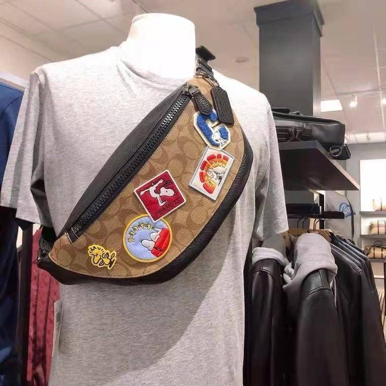 COACH C4028 COACH x PEANUTS WARREN BELT BAG IN SIGNATURE CANVAS WITH VARSITY PATCHES กระเป๋าคาดอกไซส์ใหญ่ คอลเลคชั่นยอดฮิต!! เป็นรุ่นสุดยอดของความคลาสสิค ขนาดสะพายกำลังเท่ คูลๆ ใช้งานง่าย ได้ทั้งหนุ่มๆและสาวๆ วัสดุหนังแคนวาสเคลือบลายสลับหนัง pepble น่าใช้