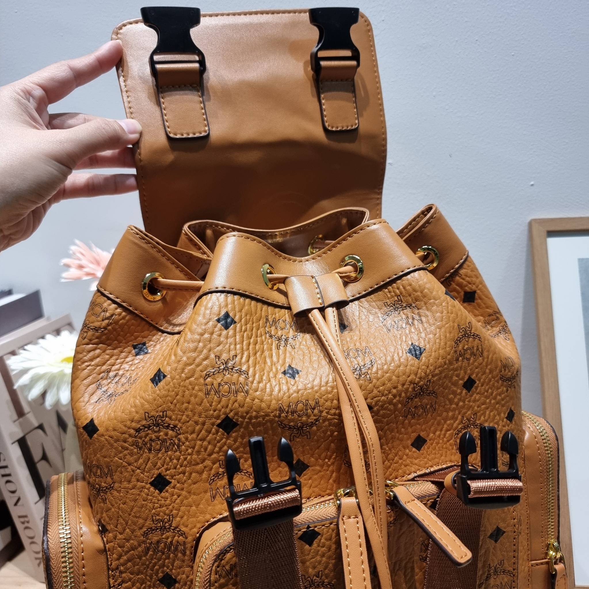 M.C.M SMALL BRANDENBURG BACKPACK IN VISETOS อีกหนึ่งไอเท็ม เอาใจสายเที่ยวแบบจัดหนัก ไม่รู้จะมีใบไหนคุ้มได้มากกว่านี้อีกแล้ว กระเป๋าเป้ใบใหญ่กำลังดี ดีไซน์ไม่ซ้ำใคร ฟังก์ชั่นการใช้งานตอบโจทย์หลายๆคนแน่นอน