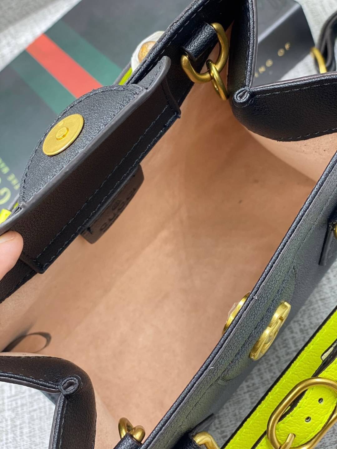 VIP GIFT 】หนังแท้ GUCCI Diana mini tote bag กระเป๋างานหูไม้ไผ่สุดคลาสสิก ดีไซน์มาใหม่พร้อมเข็ดขัดหนังสีสะท้อนแสงประดับตรงหูกระเป๋า ขนาดมินิกำลังน่ารักเลยค่ะ วัสดุหนังแท้ อะไหล่ทอง งานสวยตั้งอยู่ทรง มีสายสะพายยาว 1เส้น สามารถปรับระดับได้-ถอดได้ งานเก๋ไก๋ที