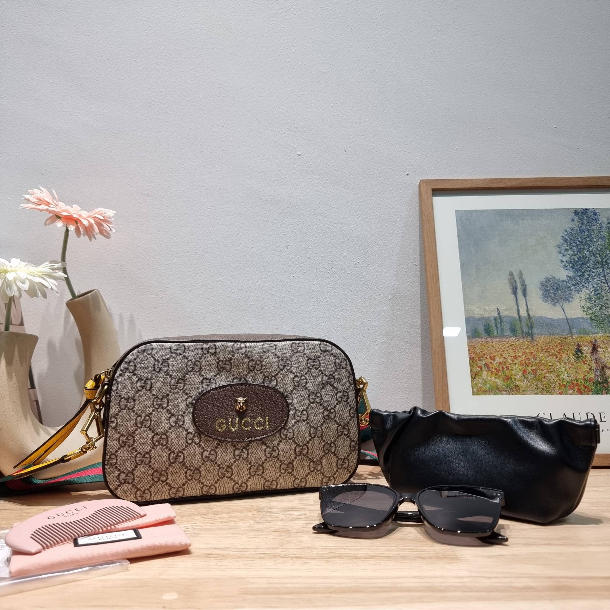 Set 3 ชิ้น Gucci Neo Vintage GG Supreme Messenger Bag box set ชวนสะสม ใครมองหาของขวัญอยู่ เซ็ทนี้จัดว่าเลิศมาก! กับการจับเอารุ่นยอดฮิต มามิกซ์รวมกับไอเท็มสุดคุ้มของมันต้องมี!! จัดเรียงให้อยู่ในกล่อง box set ลิมิเต็ด ที่มีทั้งแว่นตา gentle monster แบรนด์สุ