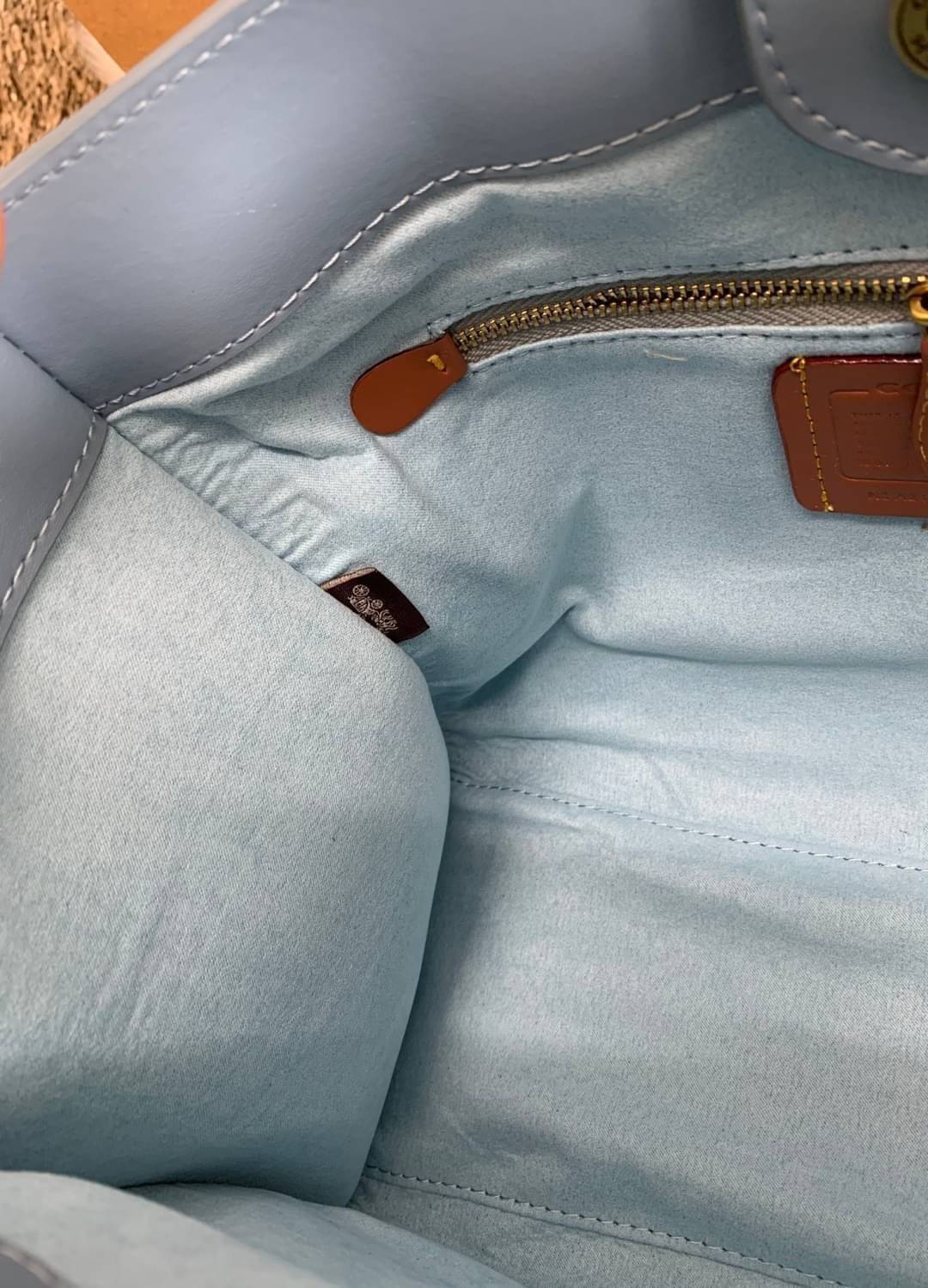 สวยๆ เคลียสต๊อค มีไม่มากจร้าา! COACH TOTE FIELD JACQUARD BAG ((C3282)) กระเป๋าหิ้ว//สะพายข้าง JacquardลายC+หนังแท้ สวยงามลงตัวมากๆค่ะ ปากกระเป๋าเปิดปิดแบบกระดุมแม่เหล็ก ภายในกว้าง สาวๆทีาสัมภาระเยอะบอกเลยเหมาะมากค่ะ