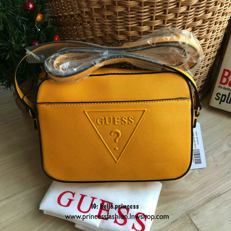 GUESS CROSSBODY BAG กระเป๋าสะพายรุ่นใหม่ ทรงเหลี่ยมตั้งอยู่ทรง วัสดุหนังSaffiano ด้านหน้าปั้มลายโลโก้นูน เปิดปิดด้วยซิปเดียวด้านบน ภายในกว้างใส่กระเป๋าสตางค์ใบยาวได้ ด้านหน้ามีช่องเล็ก1ช่อง ภายในมีช่องซิปเล็ก1ช่อง แยกเป็นสัดส่วน ด้านในบุผ้าลายสกรีน น้ำหนั