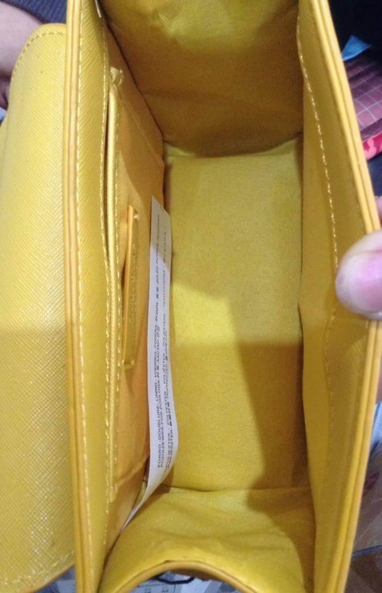 Don't Miss! Best Seller! ZARA CROSSBODY WITH 2STRAPS กระเป๋าถือหรือสะพายทรงคลัชรุ่นยอดนิยมวัสดุหนัง Saffiano อยู่ทรงสวยหรูสไตล์ PRADA แข็งแรงทนทาน ดีไซน์เก๋ไม่ซ้ำใคร เปิดปิดด้วยตัวล๊อคเอกลักษณ์ของ ZARA ภายในมีโลโก้ สามารถใส่มือถือ iphone7+ ได้ โดดเด่