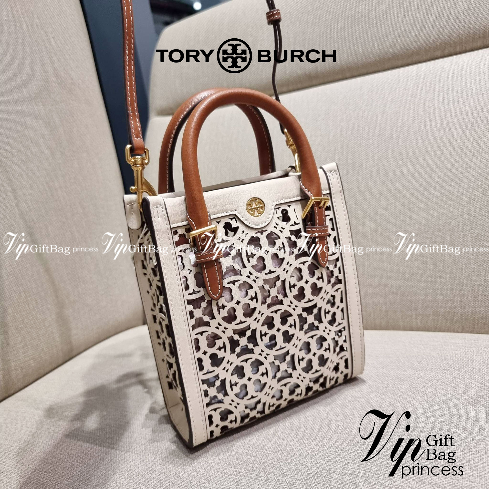 TORY BURCH T MONOGRAM LASER-CUT MINI TOTE ใจบางที่สุดกับคอลเลคชั่นนี้ กับกระเป๋าสะพายทรงโท้ท ไซส์มินิ ที่เพิ่มดีเทลความแพงด้วยการฉลุลวดลายโมโนแกรมรอบใบ ถักทอเป็นเส้นลายสานที่สวยงามมาก งานฝีมือจริงๆ วัสดุหนัง cowhide ปากกระเป๋ามีแถบแม่เหล็กกันหล่น และมีหูจ