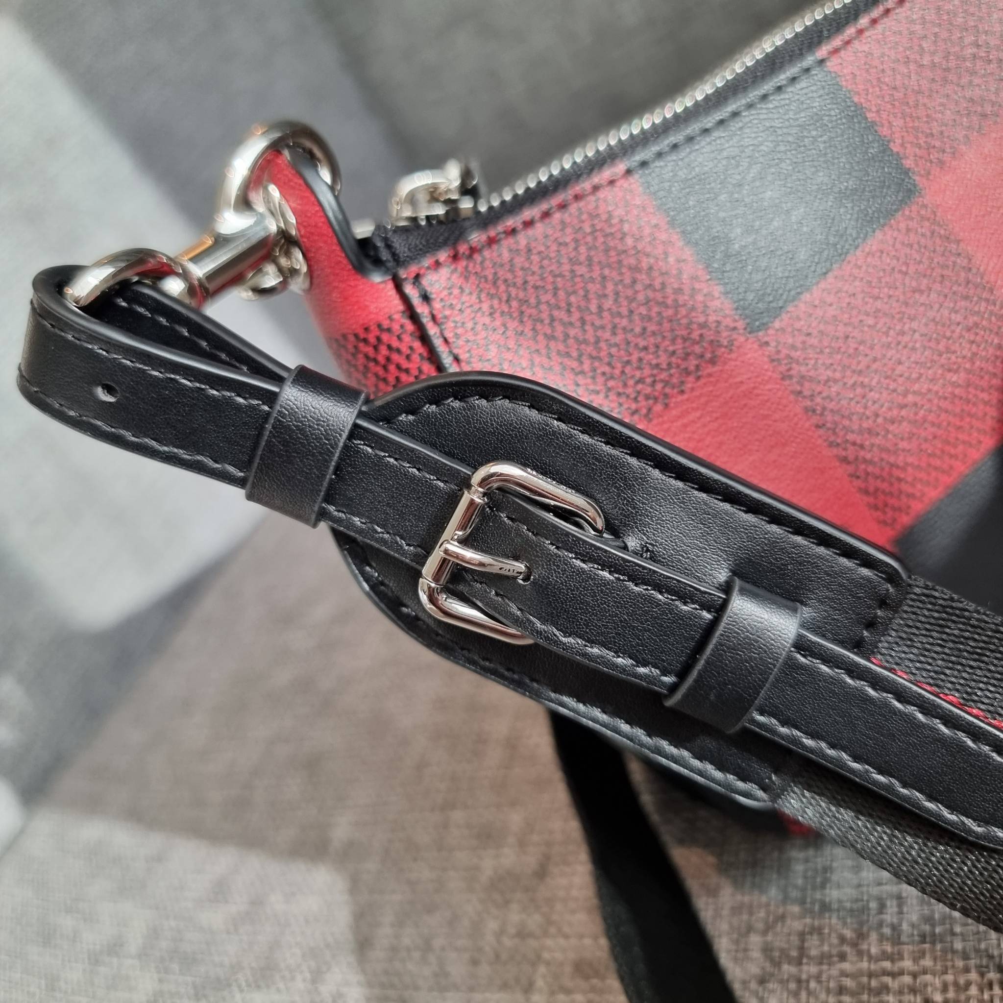 OUTLET 】COACH C6818 JES BAGUETTE WITH BUFFALO PLAID PRINT คอลเลคชั่นใหม่ล่าสุด พร้อมเสิร์ฟความสวยถึงบ้านเช่นเคย!! กระเป๋าสะพายทรงบาแกตต์ ดีไซน์ย้อนยุค ที่แอบแฝงความเรียบหรูดูแพงอยู่ในตัว โดดเด่นด้วยสายสะพายเส้นใหญ่ โทนสีคอนทราส ทำให้ไอเท็มนี้ดูมีลูกเล่นมา