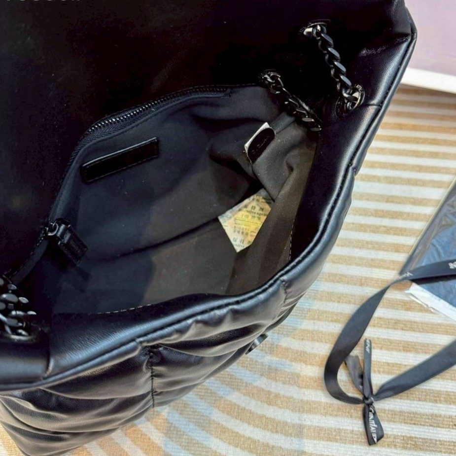 YSL puffer small in nappa leather Bag กระเป๋าสะพายทรงสวยสุดหรู รุ่นยอดนิยม ทรงสวย ใช้ได้บ่อยไม่มีเบื่อ ดีไซน์เรียบหรู ออกแบบมาให้ใช้งานได้สะดวกด้วยกระดุมแม่เหล็ก พับทรงเข้ารูป